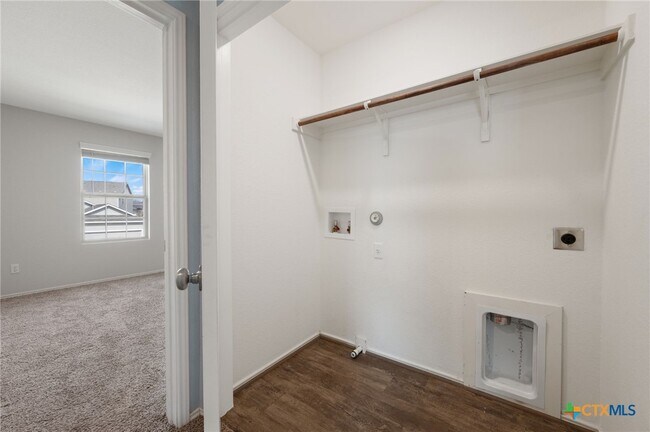 Building Photo - 817 Circle Wy