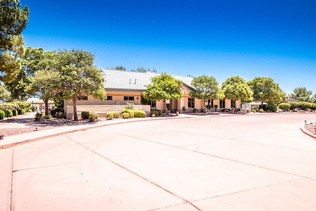 Building Photo - Great Open Floor Plan 3 Bedroom, 2 Bath, Central A/C in Holiday Subdivision!
