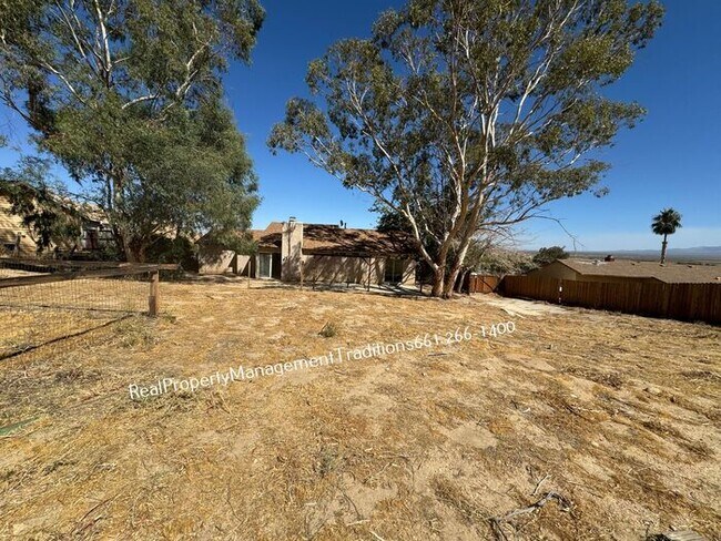 Building Photo - Charming 3 bed, 2 bath