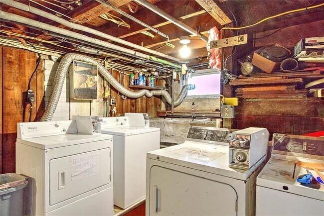 Building Photo - 137 Hunts Ave