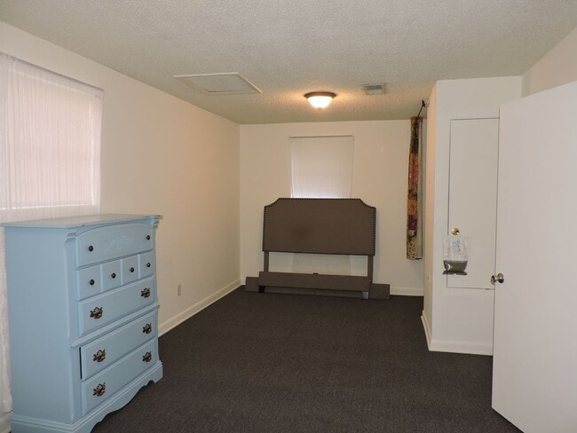 Building Photo - Convenient location!