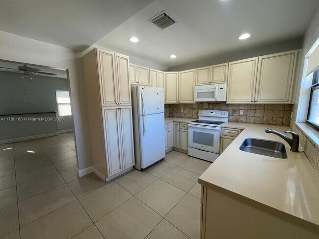 Building Photo - 423 53rd St