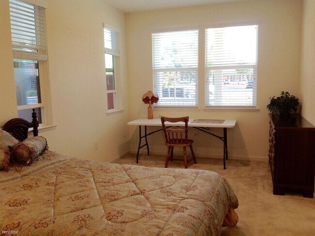 Building Photo - 939 Phelan Ave