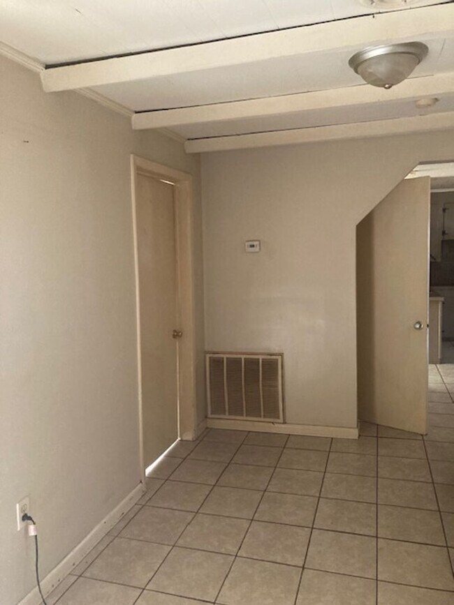 Building Photo - Long Beach 2 Bedroom