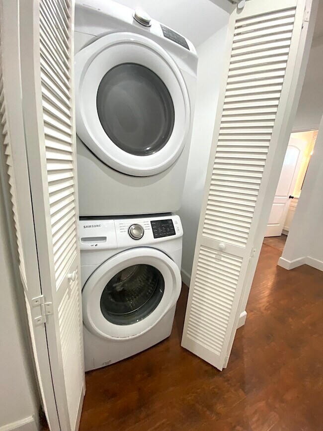 Building Photo - 4861 Mascot St