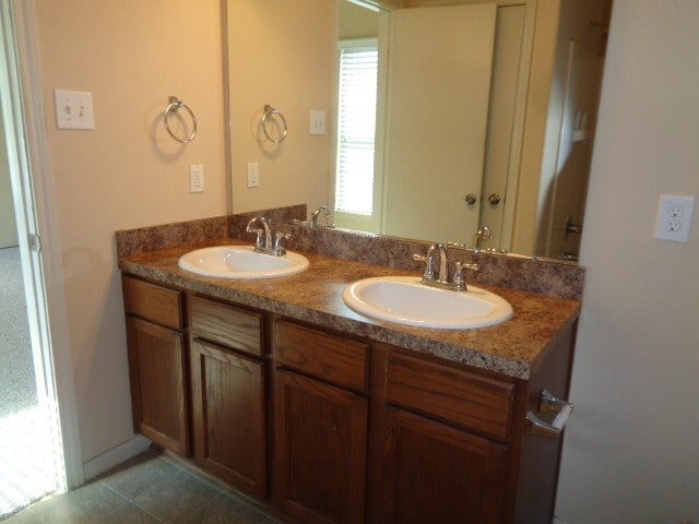 Building Photo - 7906 Big Oak Dr