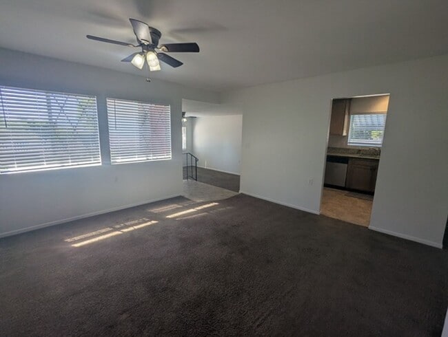 Building Photo - Single Story Home 4 bedroom + Enclosed pat...