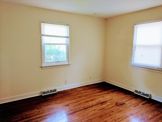 Building Photo - Spacious 3bdrm/2bth Home Located in a Well Established Neighborhood in Richmond's West End  Conve...