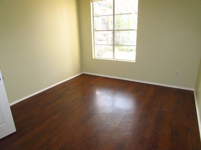 Building Photo - Downstairs 2 bedroom condo in great location