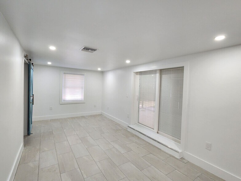Building Photo - Coastal Charm Awaits in Bonita Springs