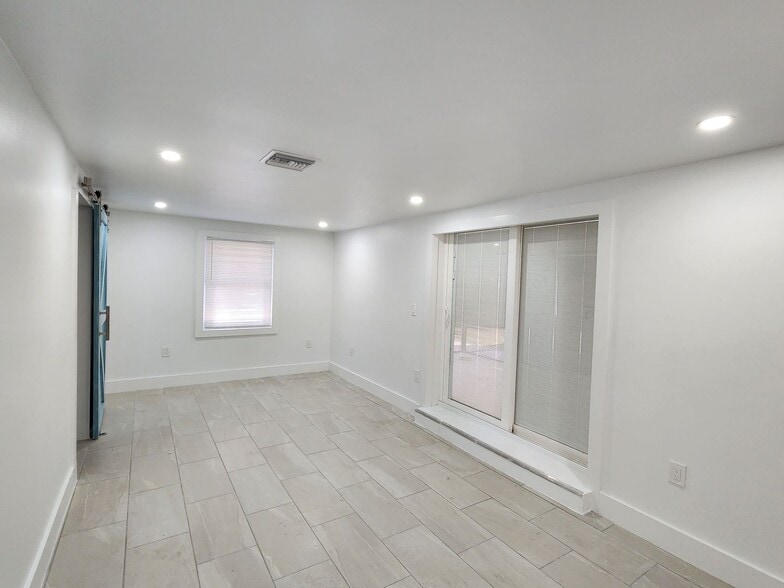 Building Photo - Coastal Charm Awaits in Bonita Springs Move In Special 25% off First Month