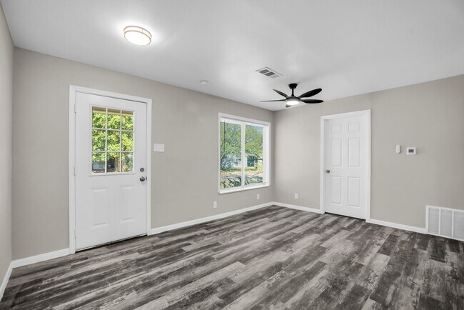 Building Photo - 125 Vandenburg Dr
