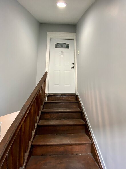 Front door entrance to apartment B. - 605 Beechwood Ave