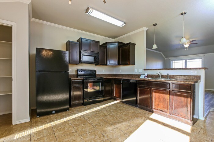 Building Photo - 6517 White Oak Way