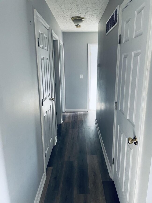 Building Photo - Beautiful 3 Bed, 3 Bath Home in Burlington – Finished Basement, 2-Car Garage & Fenced Yard!