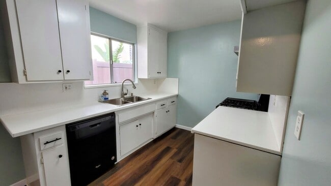 Building Photo - Oxnard Shores Home