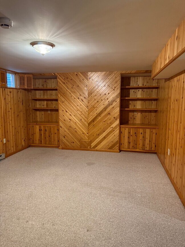 Building Photo - 1531 E Strohm Dr