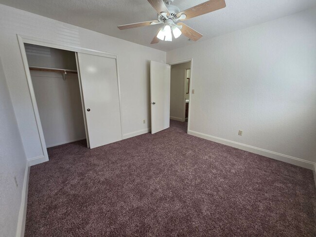 Building Photo - 3 bedroom condo w/2 car garage!