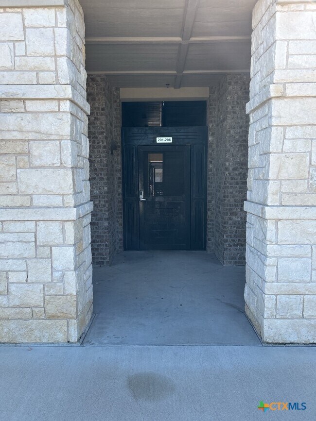 Building Photo - 2710 S Clear Creek Rd