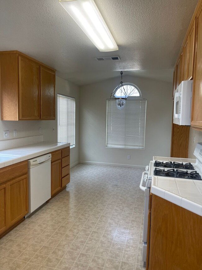 Building Photo - Available Now!! 3-Bedroom, 2-Bathroom Home...