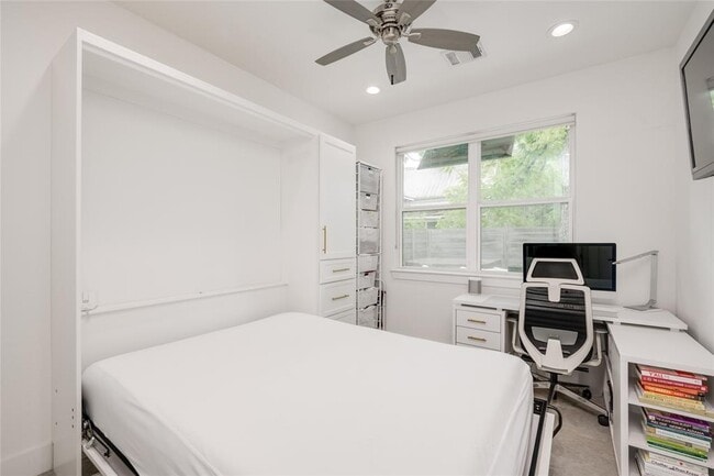 Building Photo - 1404 E 2nd St
