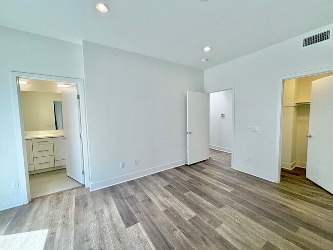 Building Photo - Spacious Light-Flooded 3-Story Silver Lake...