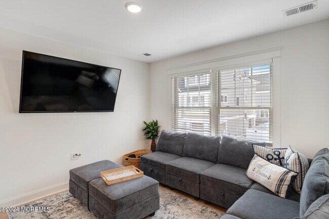 Building Photo - 19 Cummins St