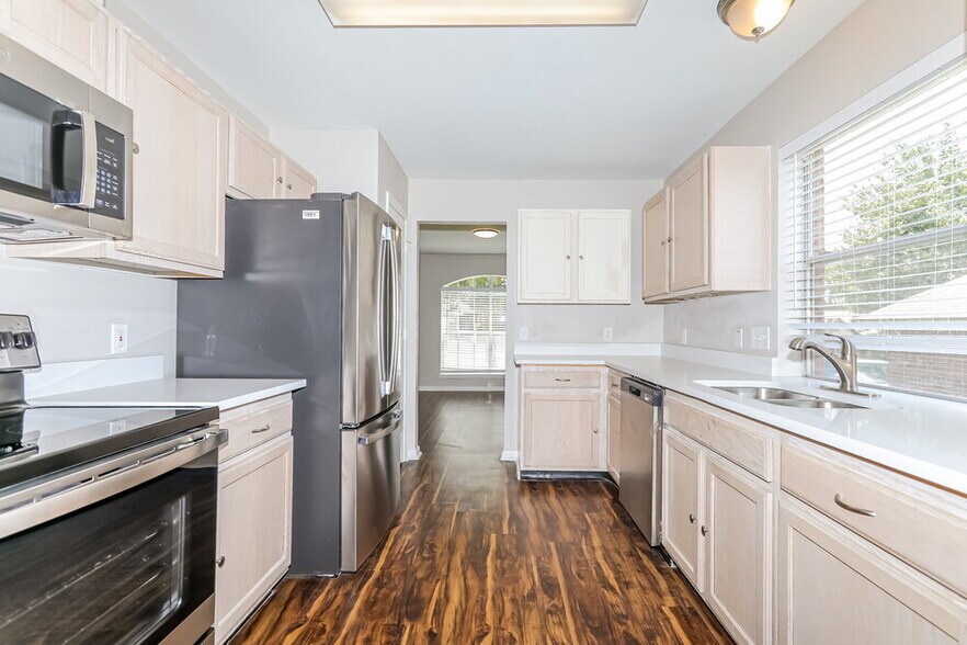 Building Photo - 10410 Enchanted