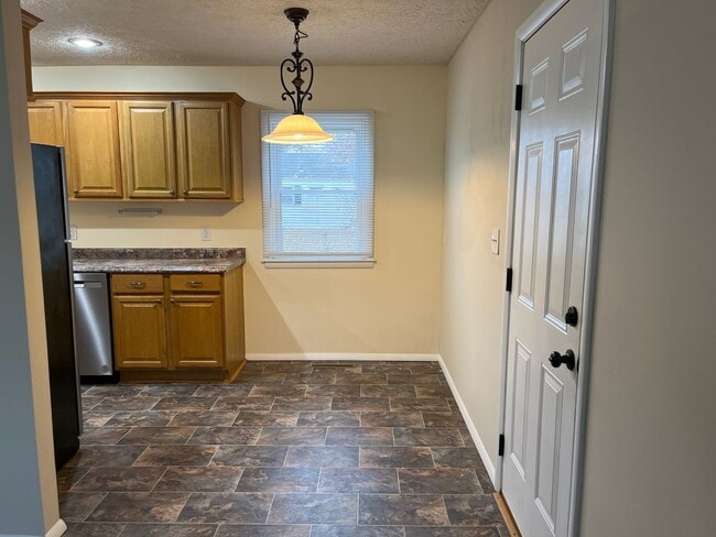 Building Photo - Centrally located 3 bedroom bungalow READY NOW!