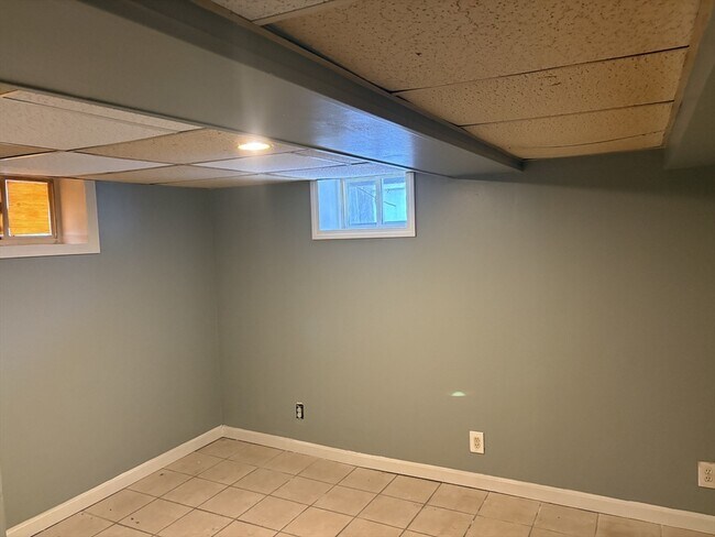 Building Photo - 610 Killingly St