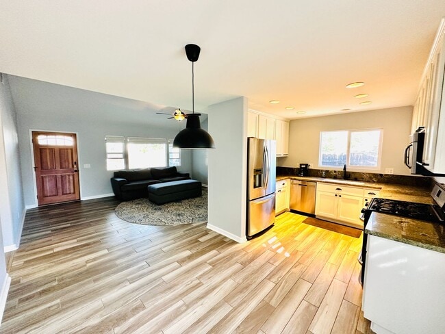 Building Photo - Welcome To Your Upgraded Oak View Home!