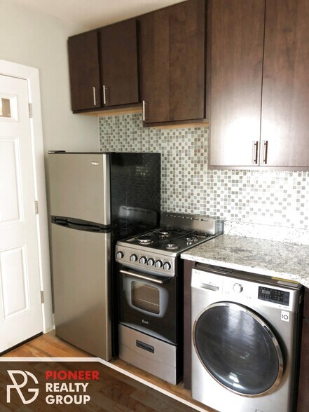 Building Photo - 910 W George St