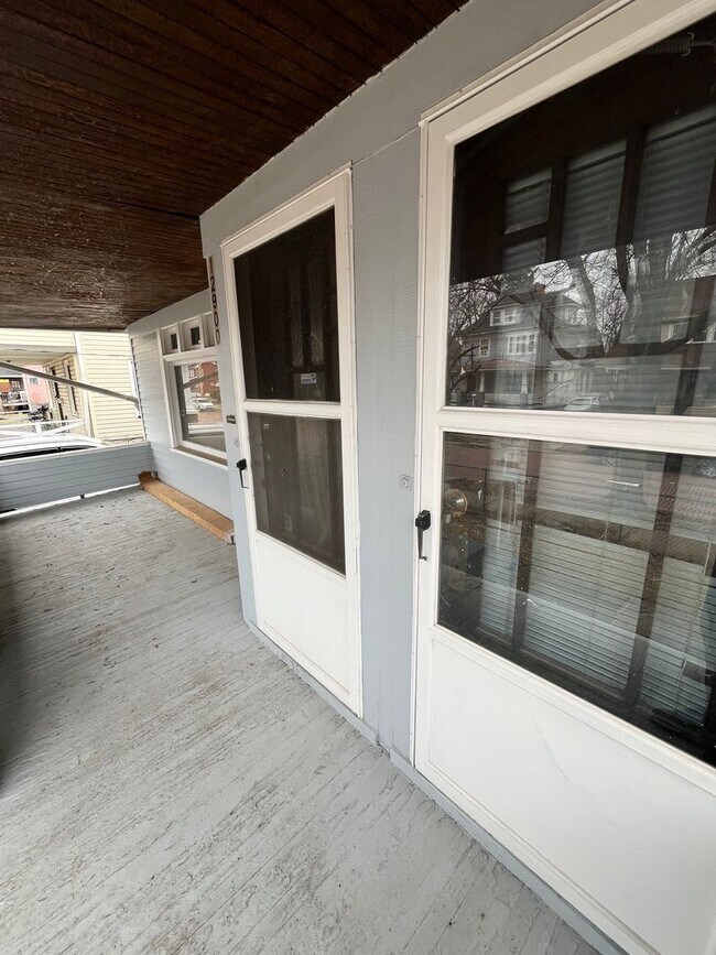 Building Photo - 2 bedroom/1 bath (upper unit)- 1ST MONTH FREE IF LEASE SIGNED BY 10/15