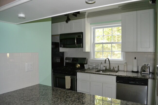 Building Photo - 28 Wedgewood Dr