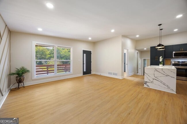 Building Photo - 2555 Flagstone Dr SE