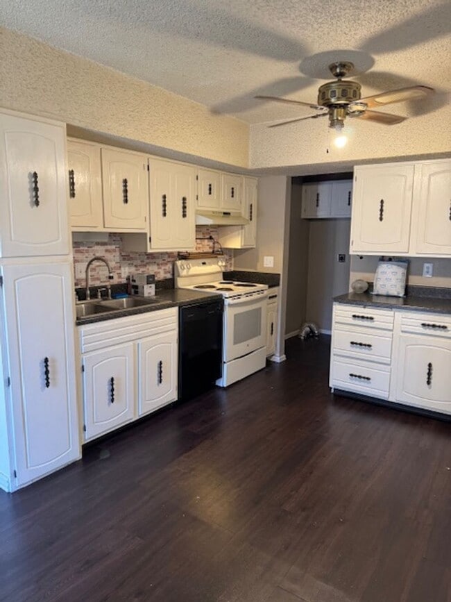 Building Photo - ALL PROSPECTIVE TENANTS MUST SUBMIT A $58 NON-REFUNDABLE APPLICATION FEE PER APPLICANT ONLINE AND...