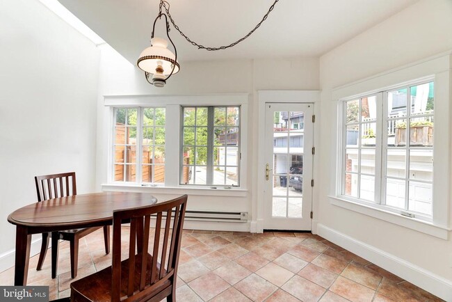 Building Photo - 2015 Allen Pl NW