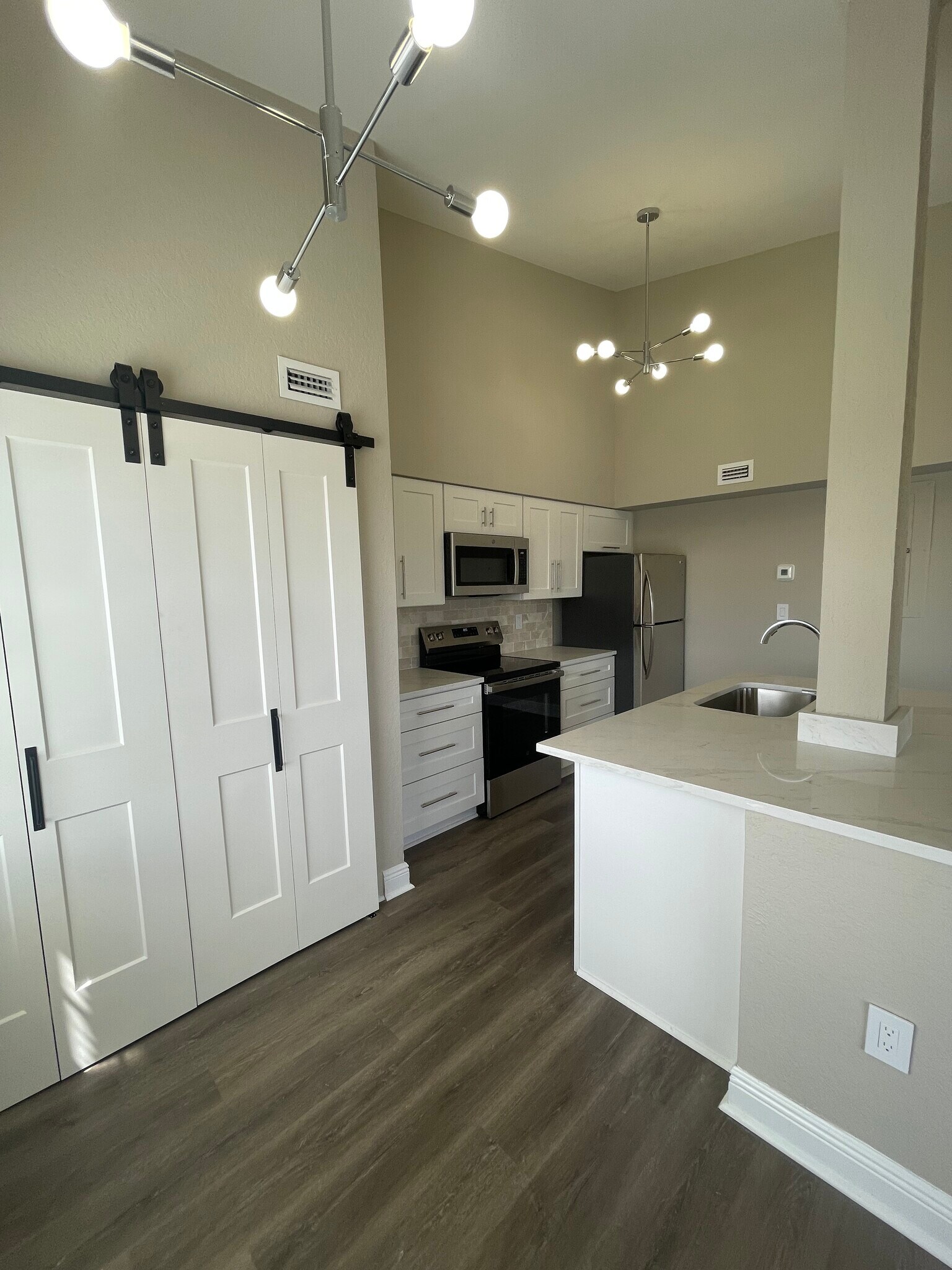 Building Photo - 2850 N Oakland Forest Dr