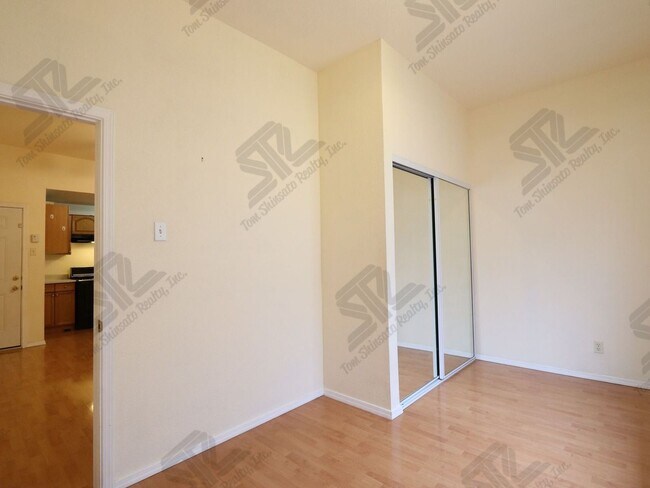 Building Photo - 1095