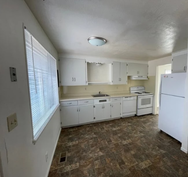 Building Photo - Prime Location! 2-Bed, 1-Bath Apartment with Lake Views and Near Downtown – Move-In Ready!