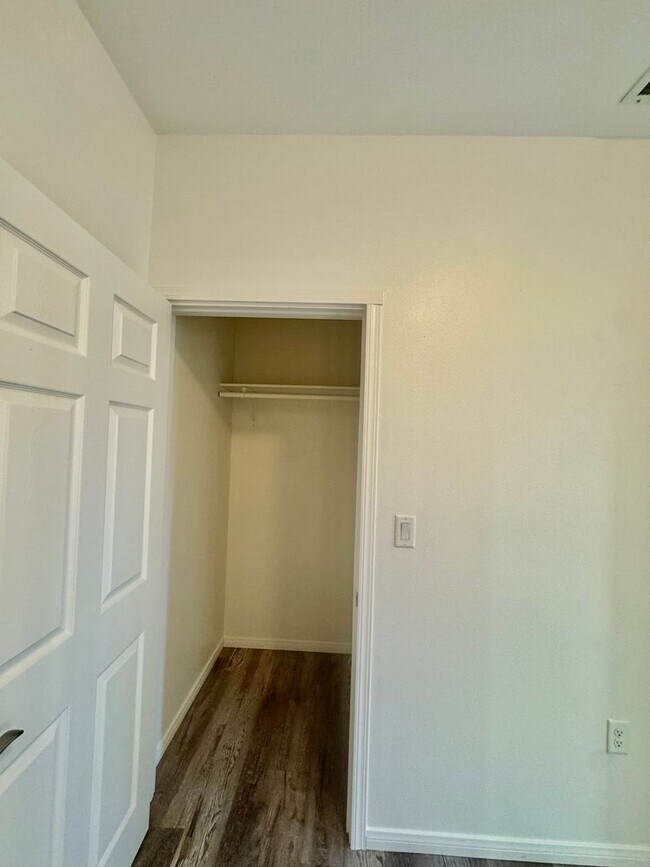 Building Photo - MUST SEE!