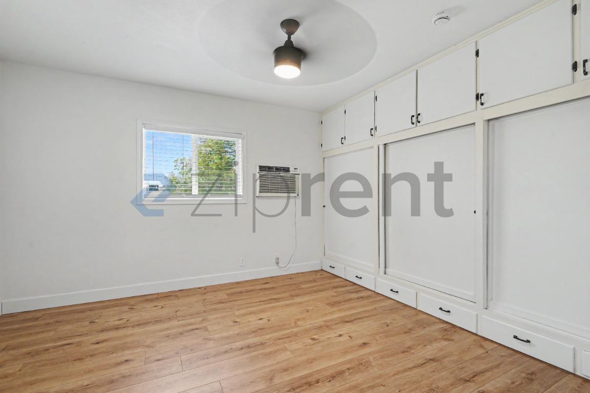 Building Photo - Unit