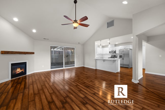 Building Photo - 3 Bedroom + Office in Central Point!