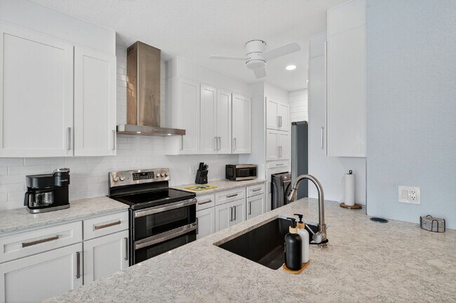 Building Photo - Completely Renovated Waterfront Condo – Fully Furnished