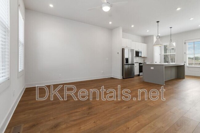 Building Photo - 964 N Circle Dr NW