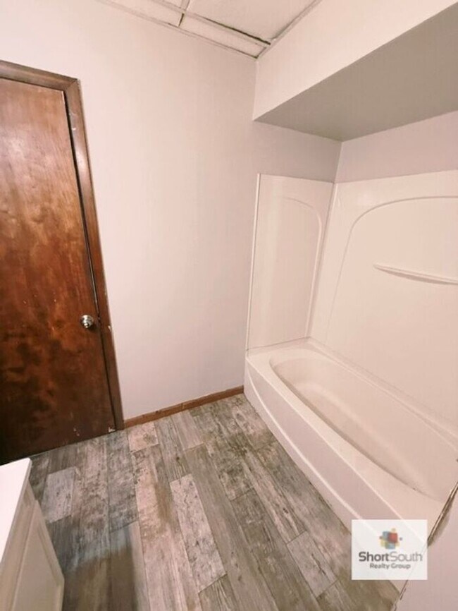 Building Photo - Updated 2 bed 1 bath main floor apartment