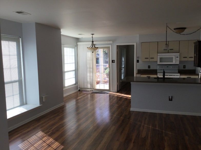 Primary Photo - 209 Foxmeadow Dr