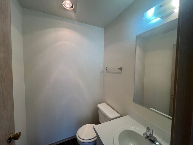 Building Photo - 2 Bed, 1 Bath 2nd Floor Unit in Lettered Streets District