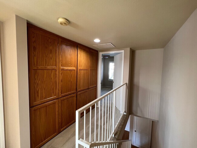 Building Photo - 2 bed / 2 bath two story in prime La Cresc...