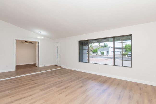 Building Photo - 2607 E Larkspur Dr